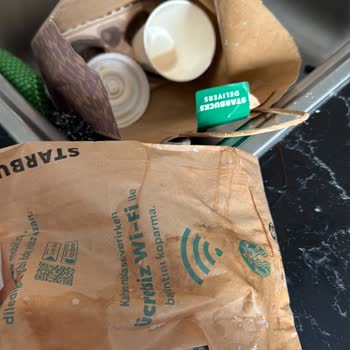 Kuryenin Bilgilendirme Yapmadan Kapıya Bırakması Ve Kahvenin Dökülmesi