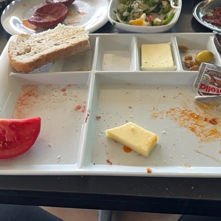 Kahvaltıda Çayın Gelmemesi Ve Personelin Saygısız Davranışı