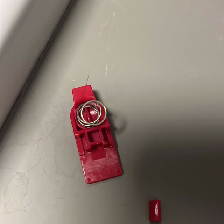 Dyson V15 Islak Başlığının Kırılan Küçük Düğmesi Nedeniyle Tam Değişim Talebi