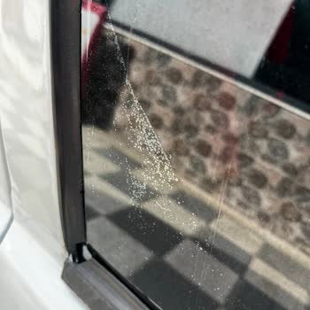Mert Oto Aksesuar Camların Pek Çok Yerinde Hava Kabarcıkları Oluştu