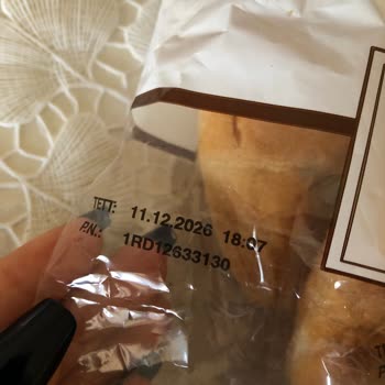 Küflü UNO Kruvasanları Şok Markette Sağlık Riski Oluşturuyor
