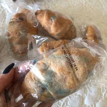 Küflü UNO Kruvasanları Şok Markette Sağlık Riski Oluşturuyor