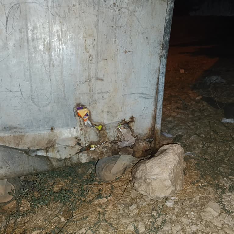 Banarlı Mahallesi'nde Kırık Çöp Konteyneri Ve Düzensiz Çöp Toplama