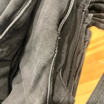 Mavi Mağazasındaki Defolu Kot Pantolonlar Ve Yüksek Fiyatlar