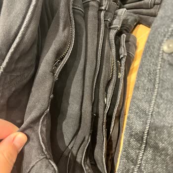 Mavi Mağazasındaki Defolu Kot Pantolonlar Ve Yüksek Fiyatlar