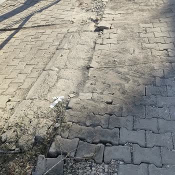 Superonline Altyapı Çalışması Sonrası Bozuk Yol Ve Apartman Girişi Onarımı Talebi