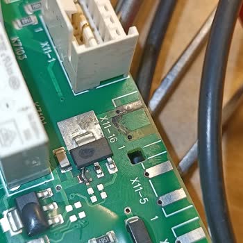 Bosch Çamaşır Makinesinde Hortum Kelepçe Eksikliği Nedeniyle Su Sızıntısı Ve Anakart Arızası