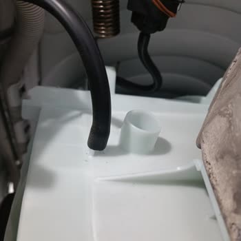Bosch Çamaşır Makinesinde Hortum Kelepçe Eksikliği Nedeniyle Su Sızıntısı Ve Anakart Arızası