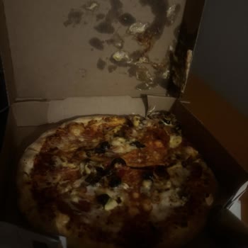 Üstü Kaymış Dökülmüş Pizza Ve Telafi Pizzası Reddi Hakaretli Üslup