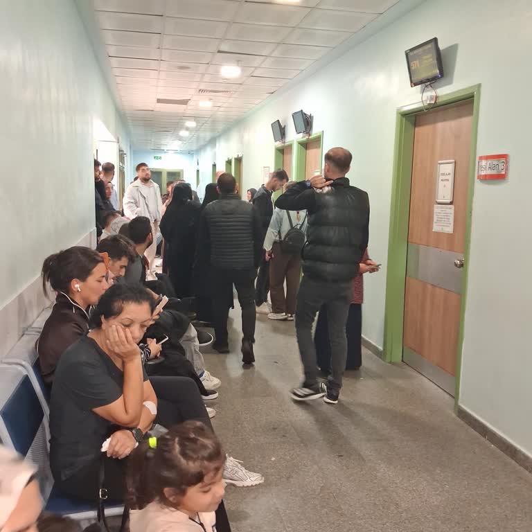 Acil Serviste Çocuk Muayenesi Saatlerce Sürüyor