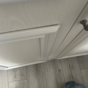 İnegöl Mağazasında Dolap Kapakları Açılıyor Ve Kalemlik Eksik