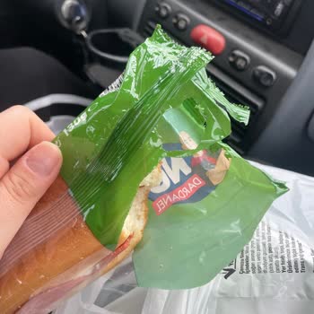 Hijyen Endişesi Fare Isırığı İzleriyle Satın Alınan Sandviç Paketi Ve Ekmek