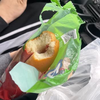 Hijyen Endişesi Fare Isırığı İzleriyle Satın Alınan Sandviç Paketi Ve Ekmek