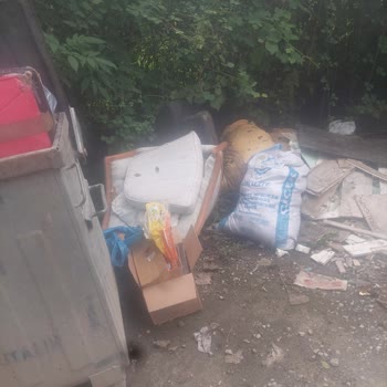 Taflan Sokak’ta Çöp Ve Moloz Yığını Sağlık Riski Oluşturuyor