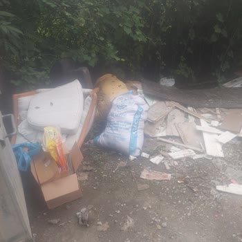 Taflan Sokak’ta Çöp Ve Moloz Yığını Sağlık Riski Oluşturuyor