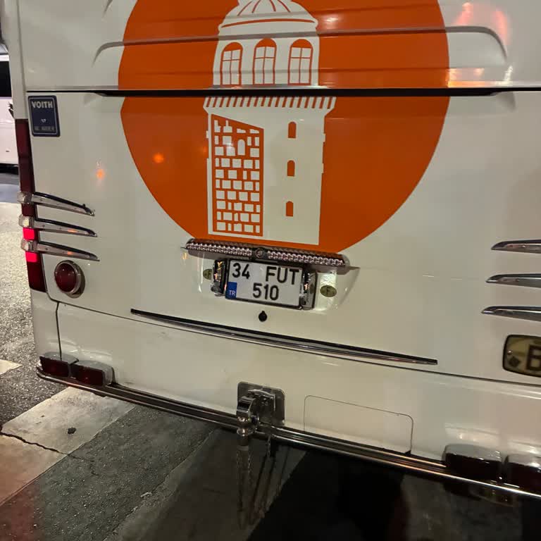İstanbul Seyahat Şoförünün Tehlikeli Sürüşü Ve Mazot Kokusu