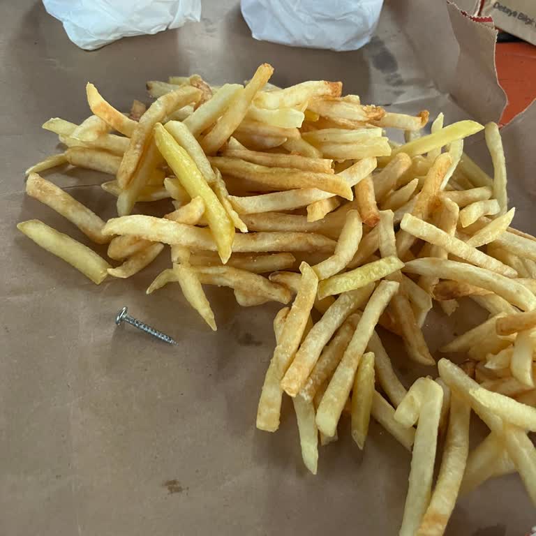 Burger King Çaycuma Şubesinde Patates Kızartmasında Metal Vida Bulundu