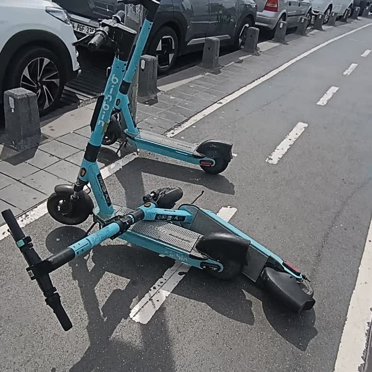 Denetimsiz BinBin Scooterı Nedeniyle Bisiklet Yolunda Çarpışma Ve Yaralanma