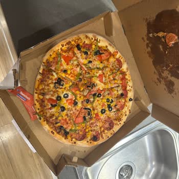 Kurye Tarafından Açılmış Pizza Kutusu Ve Hijyen Güven Sorunu