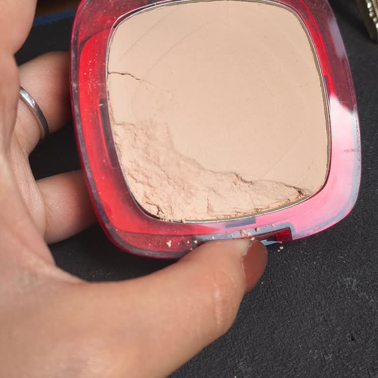 Polvo L’Oréal Fresh Wear roto al abrirlo, solicito reemplazo del producto