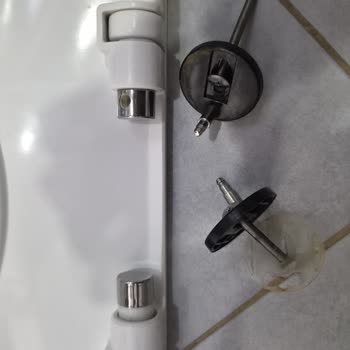 Creavit Duck Klozet Kapağının Menteşesi Kırıldı, Yedek Parça İsteniyor