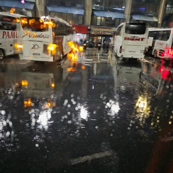 Pamukkale Turizm'de Yağmur Altında Suyun İçinden Geçerek Otobüse Biniş: Güvenlik İhmali