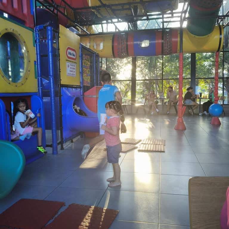 Burger King Mazatlán Children’s Play Area Has No Air Conditioning