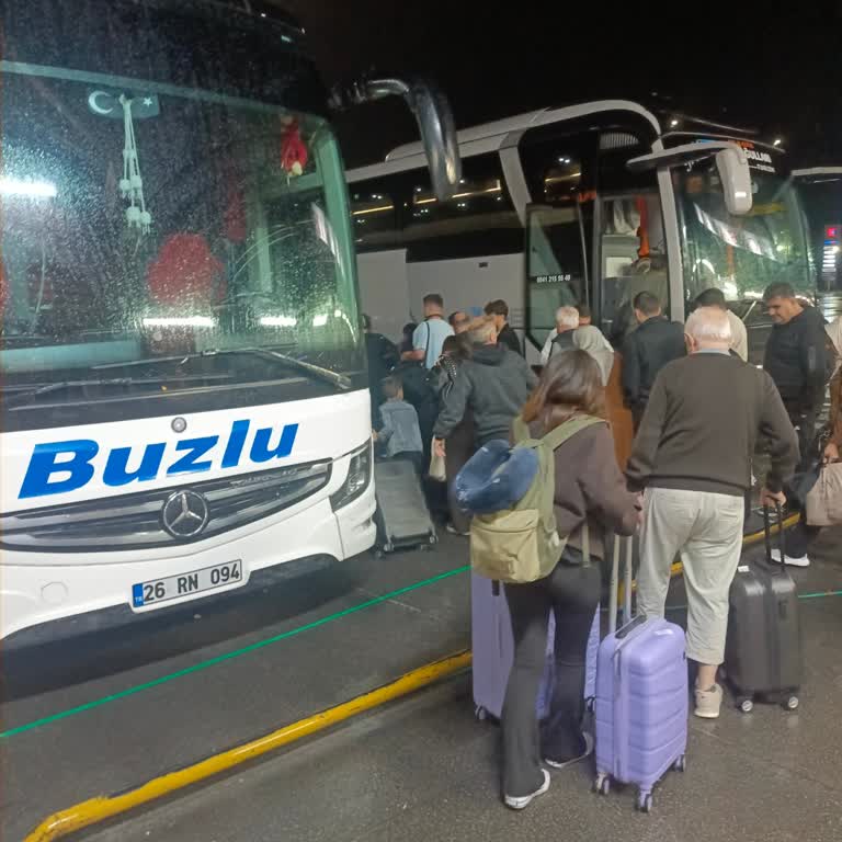 Buzlu Turizm Otobüsünde Tahta Kurusu Tespit Edildi, Yolcular İki Saat Beklemek Zorunda Kaldı