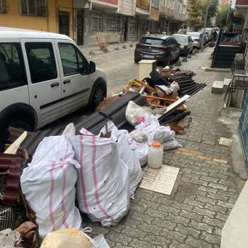 Fevzi Çakmak Mahallesinde Çöp Ve Molozlar Nefes Alınamaz Kokuya Neden