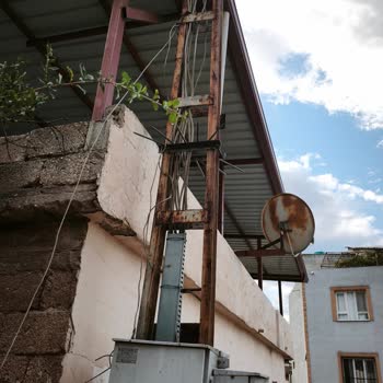Yağmurda Elektrik Direğinde Ateş Çıkması Ve Güvenlik Riski