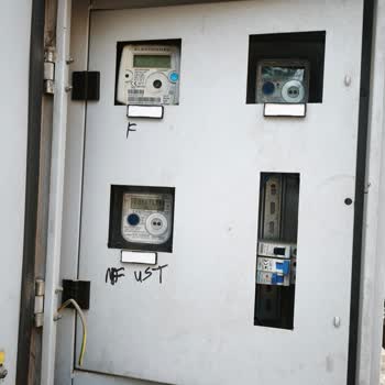 Yağmurda Elektrik Direğinde Ateş Çıkması Ve Güvenlik Riski