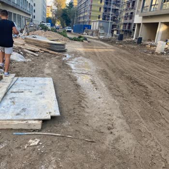 Yağmurda Çamurlu Site Yolları Çocuklarımızı Mağdur Ediyor