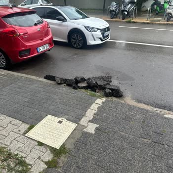 Esenkent Mahallesi Asfalt Çalışması Sonrası Bırakılan Parçalar Temizlenmeli