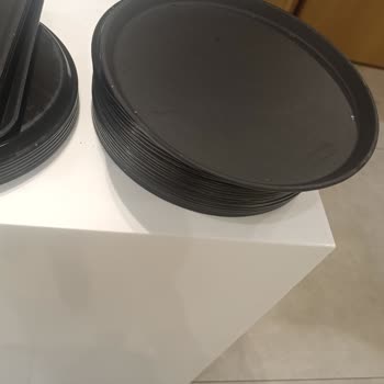 Tozlu Tepsiler Ve Su Olmayan Espresso Servisi