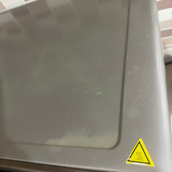 Cif Ultra Kir & Yağ Sökücü Spreyin Yanıltıcı Etiketi Nedeniyle Inox Yüzeylerde Kalıcı Hasar
