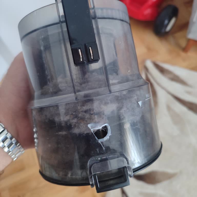 Arçelik SD9041 Toz Haznesi Sürekli Kırılıyor, Ücretsiz Yedek Talebi