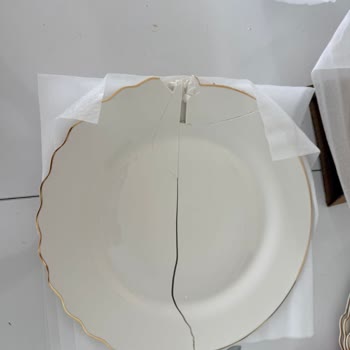 Kırık Tabaklar Ve Mağaza Oyalaması