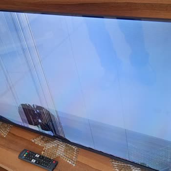 Kırılan TV İçin Yetersiz Hediye Çeki Ve Tam Değişim Talebi