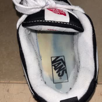 Vans Knu Skool Ayakkabısının Renk Atması Ve Çorap Boyaması Sorunu