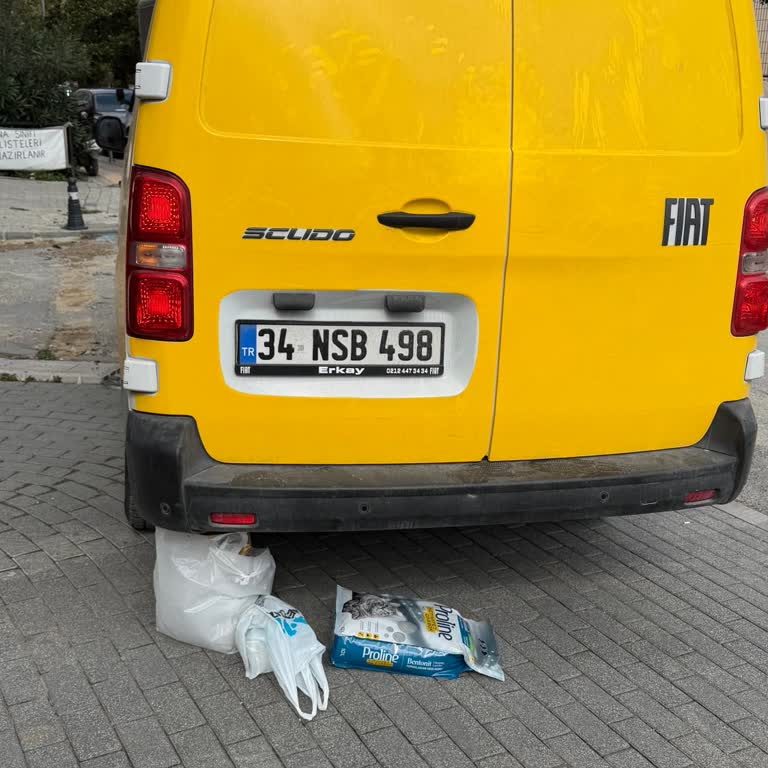 PTT Kargo Aracının Çarpması Ve Sürücünün Alaycı Tutumu