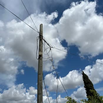 Bir Aylık İnternet Kesintisi Ve Tehlikeli Kablolarda Acil Müdahale Talebi