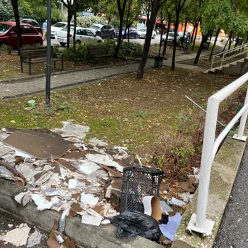 İhsaniye İnce Sokak Parkı Çöp Birikintileri Ve Düşen Dallar Sebebiyle Tehlikede