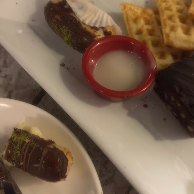 Liva Çukurambar Şubesinde Bayat Ekler, Sert Kek Ve Kalitesiz Çikolata