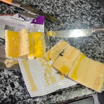 Son Kullanma Tarihi Geçmemiş Küflü Kek, Gıda Güvenliğine Güven Sarsıldı