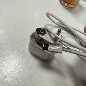 Apple Adaptörünün Patlaması Tüketici Güvenliğini Tehlikeye Attı