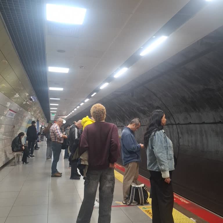 Kozyatağı Durağında Sekizli Vagon Eksikliği