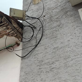 Dağıtıcı Kutu Asılı Ve Tehlikeli Bırakıldı, Acil Düzeltme İsteniyor