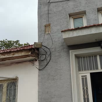 Dağıtıcı Kutu Asılı Ve Tehlikeli Bırakıldı, Acil Düzeltme İsteniyor