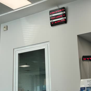 İzmir Çiğli Halkbank Şubesinde Bebekli Müşteriye 25 Dakikalık Bekleme Ve Saygısız Personel