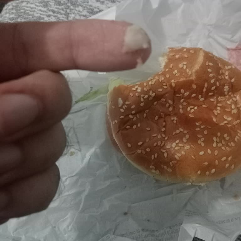 Burger King Şubesinde Hamburgerde Kemik Parçası Çıktı